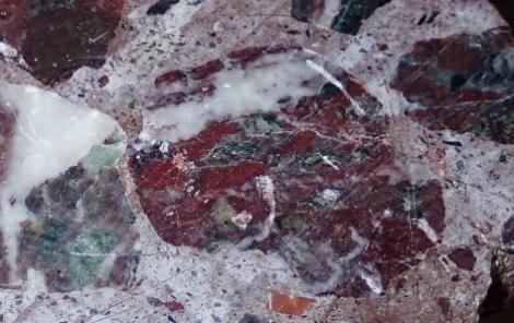 Terazzo-Bodenplatte mit asbesthaltigem Serpentinit